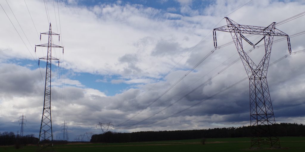 ZUHAUSE 2 Hochspannungsleitungen erzeugen Elektrosmog. Dieser kann gemessen werden.
