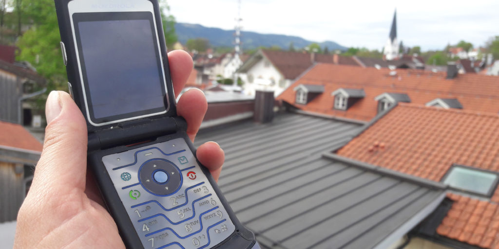 ZUHAUSE 4 Elektromagnetische Wellen sind als Folge von Sendern, Handys, drahtlosen Netzwerken und verschiedenen Funkdiensten inzwischen allgegenwärtig.